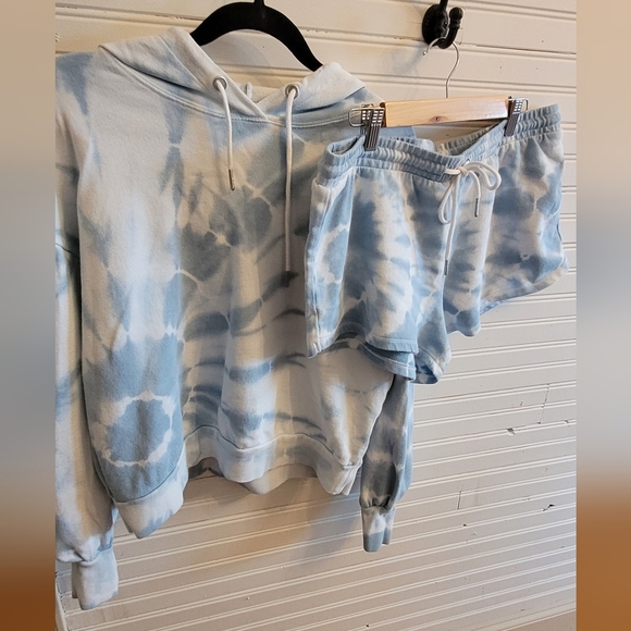 Z Supply Sadie Tie Dye Blue and White shorts - Picture 6 of 6